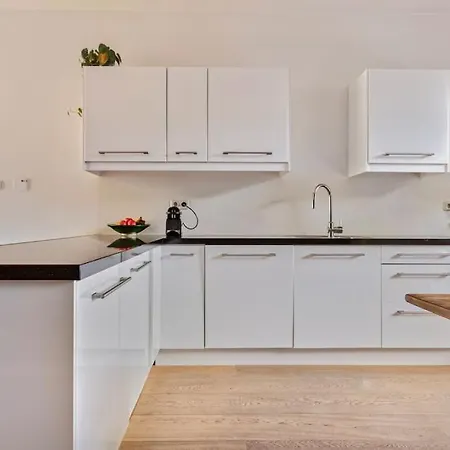 Apartment Lovely 2-bed Ground Floor With Backyard