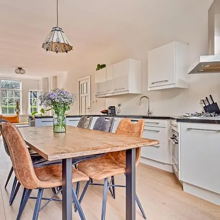 Lovely 2-bed Ground Floor With Backyard Apartment